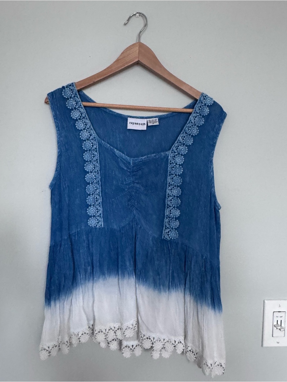 RayasSun Blue & White Ombré Sleeveless Lace-Trim Dip-Dye Top